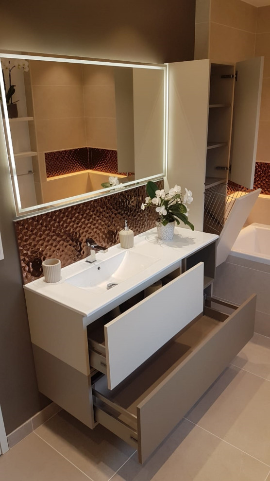 Inspiration pour une salle de bain minimaliste avec des portes de placard marrons, une baignoire encastrée, un carrelage rouge, un mur beige, un sol en carrelage de céramique, un sol beige, une porte coulissante et meuble simple vasque.