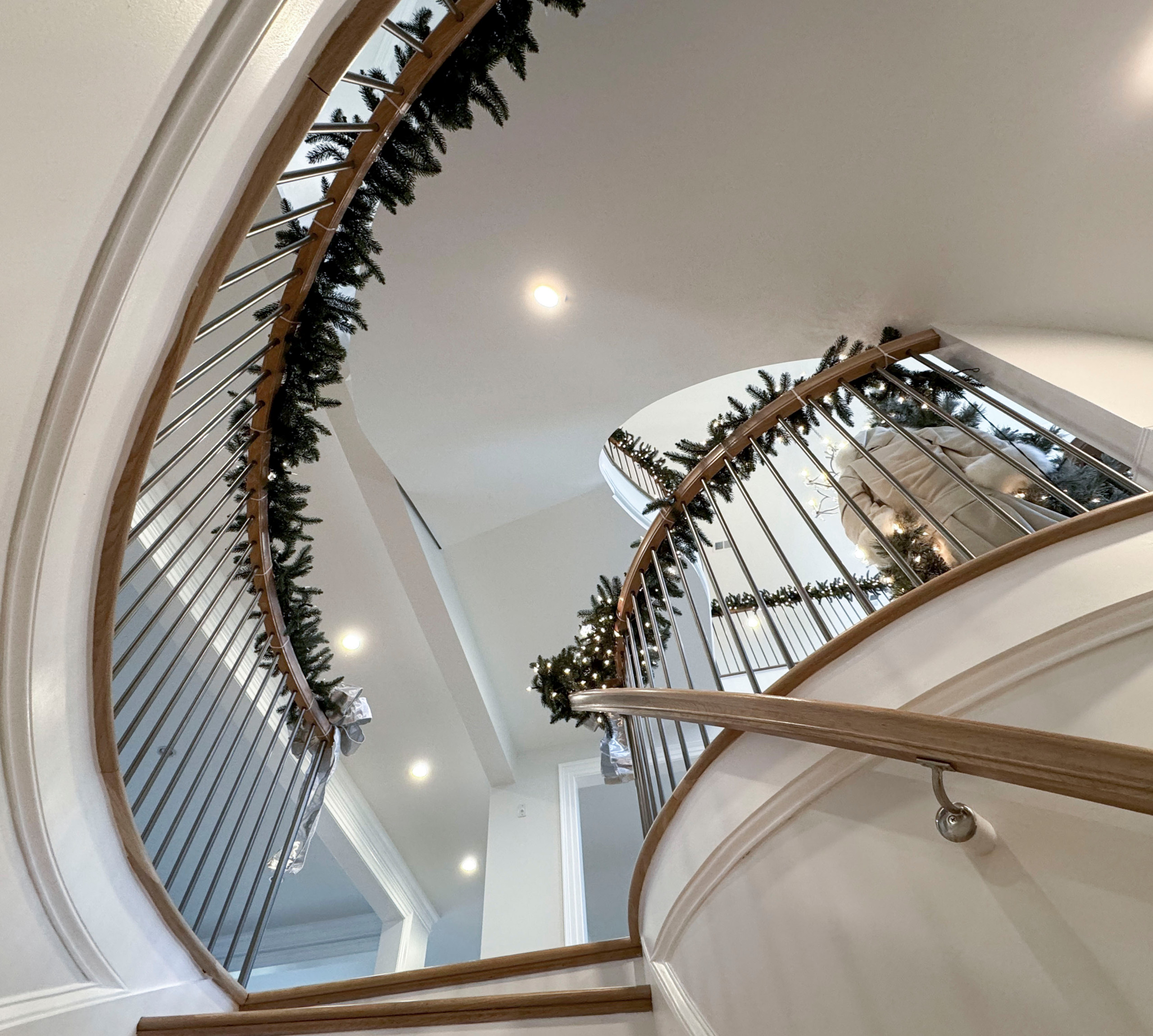 116_Elegant & Eye-catching Curved Staircase, Leesburg VA 20175
