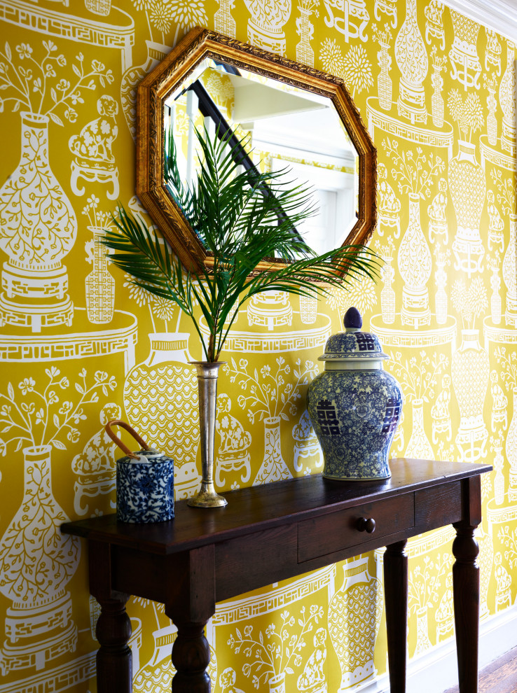 Стильный дизайн: большая узкая прихожая в классическом стиле с желтыми стенами, паркетным полом среднего тона, одностворчатой входной дверью, синей входной дверью, коричневым полом и обоями на стенах - последний тренд