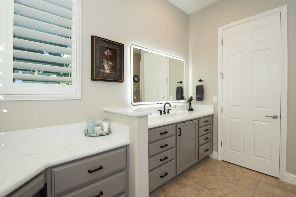 Modernes Badezimmer En Suite mit Quarzwerkstein-Waschtisch in Sacramento