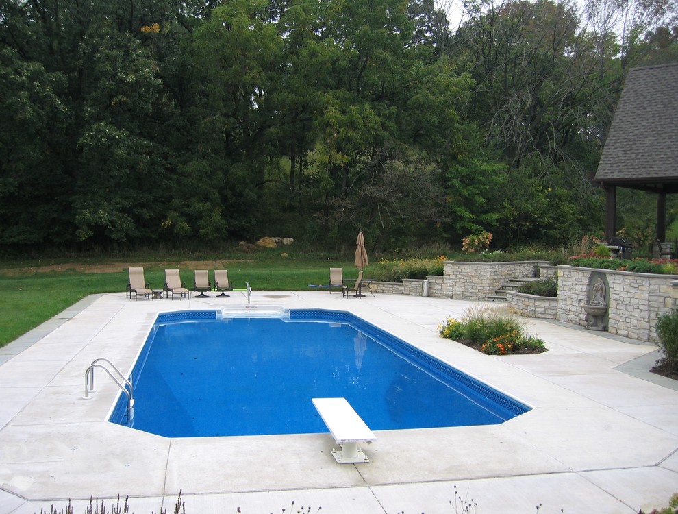 Example of a transitional home design design in Chicago
