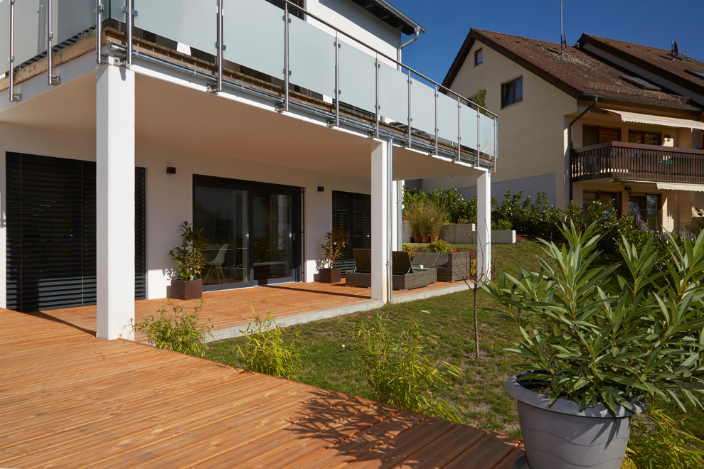 Große, Überdachte Landhaus Terrasse hinter dem Haus mit Steg in Stuttgart