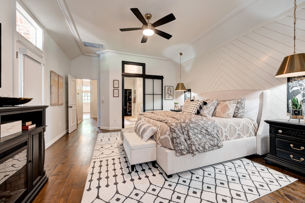 Источник вдохновения для домашнего уюта: большая хозяйская спальня в стиле кантри с белыми стенами