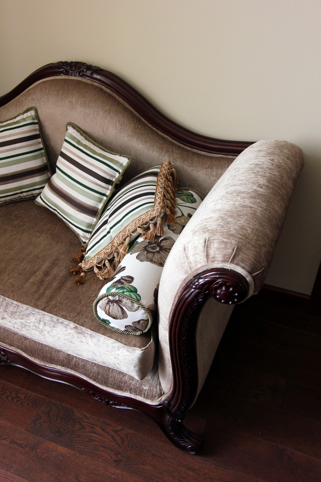 Диван в кабинете девушки