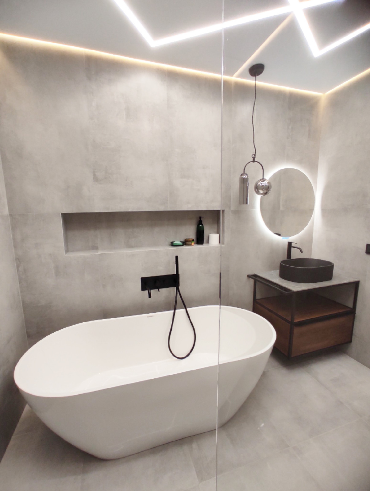 Бетон и металл в ванной комнате