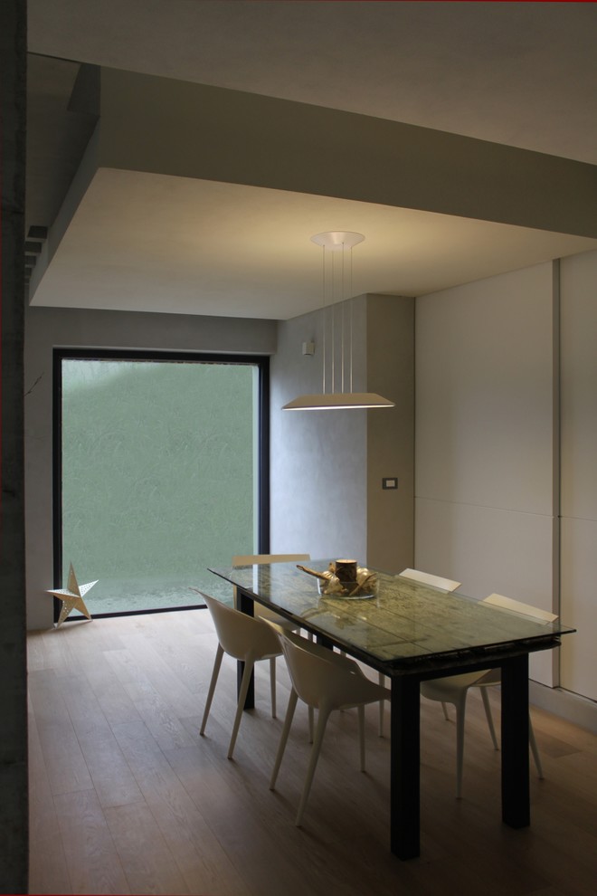 This is an example of a contemporary dining room in Rome.