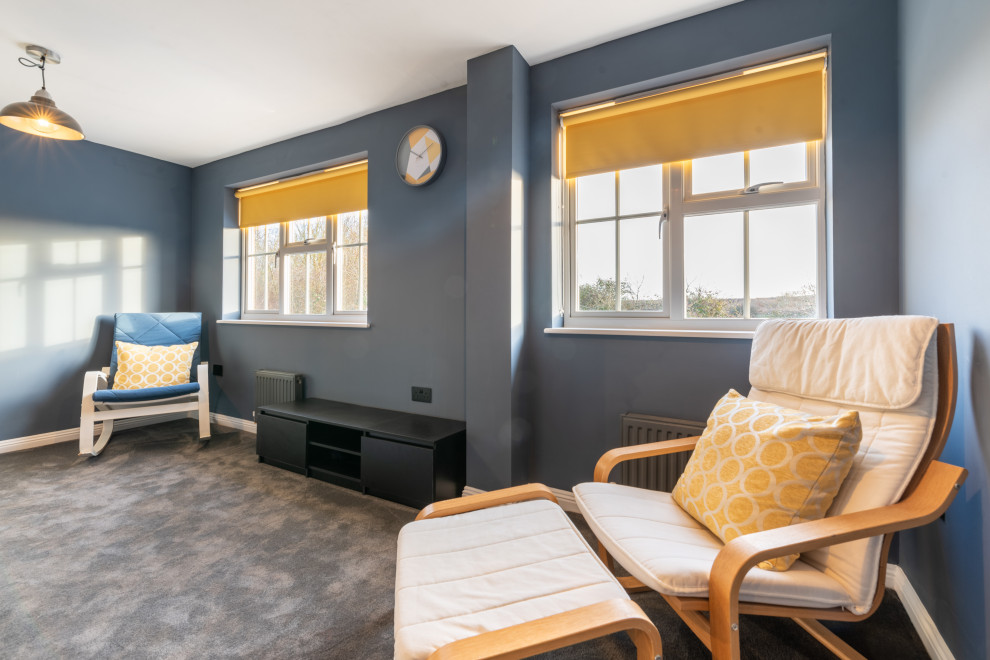 На фото: гостевая спальня среднего размера, (комната для гостей) в современном стиле с синими стенами, ковровым покрытием и серым полом с