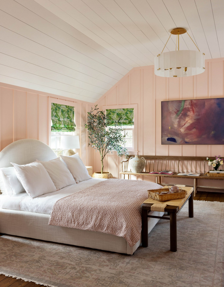 Foto de dormitorio principal campestre extra grande con paredes rosas, suelo de madera oscura, machihembrado y suelo marrón