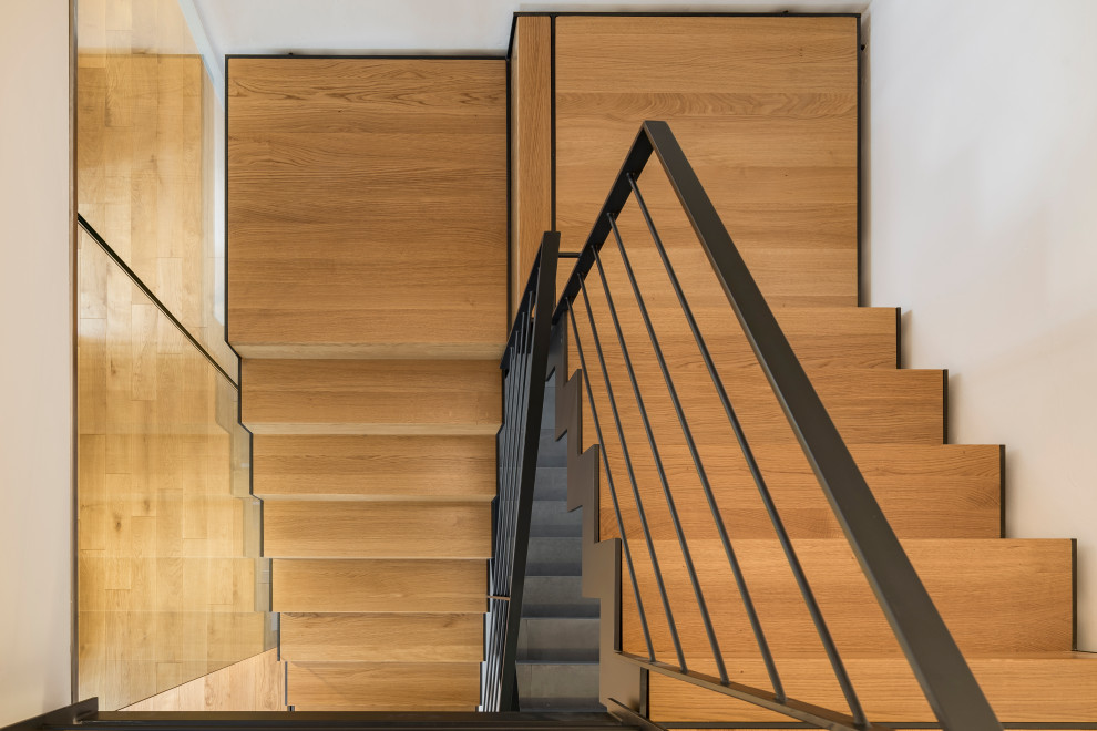 Nordische Holztreppe in U-Form mit Holz-Setzstufen und Stahlgeländer in Sonstige