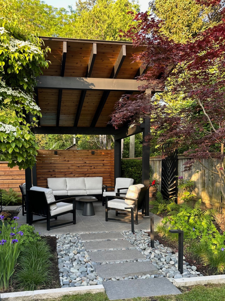 Minimalist patio photo in Toronto