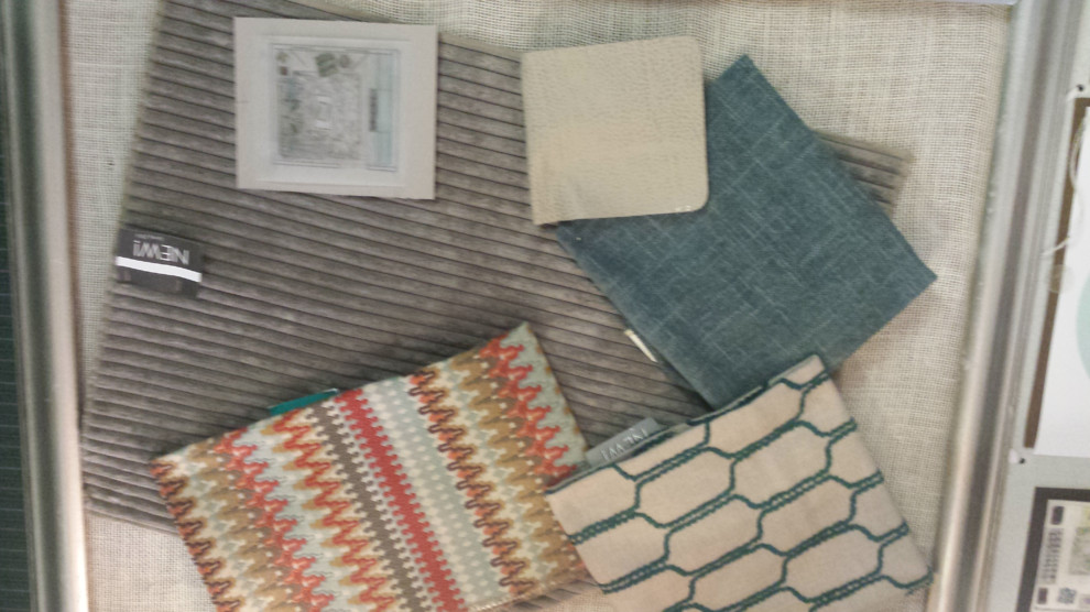 Mid-sized transitional home design photo