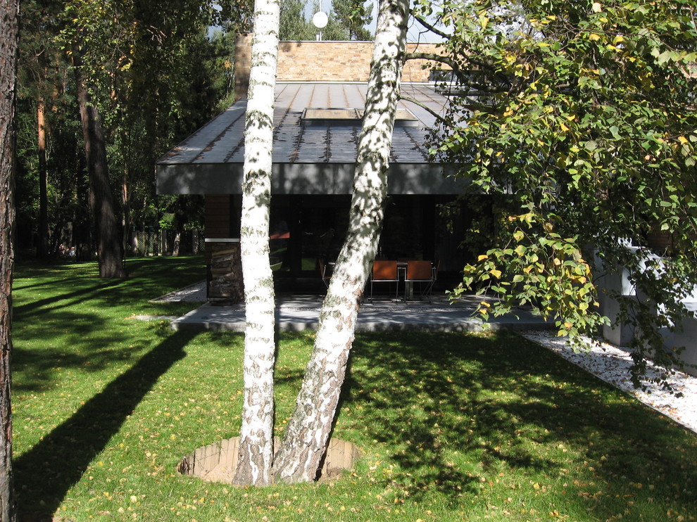 Дом в соснах у пруда