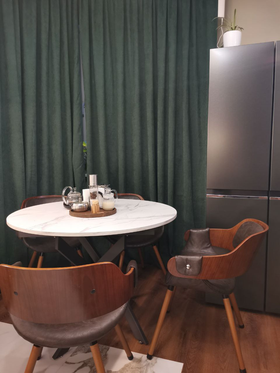 Немецкая кухня Burger  CORA GRAIN CONIAC + ELLA MOONLIGHT GREY