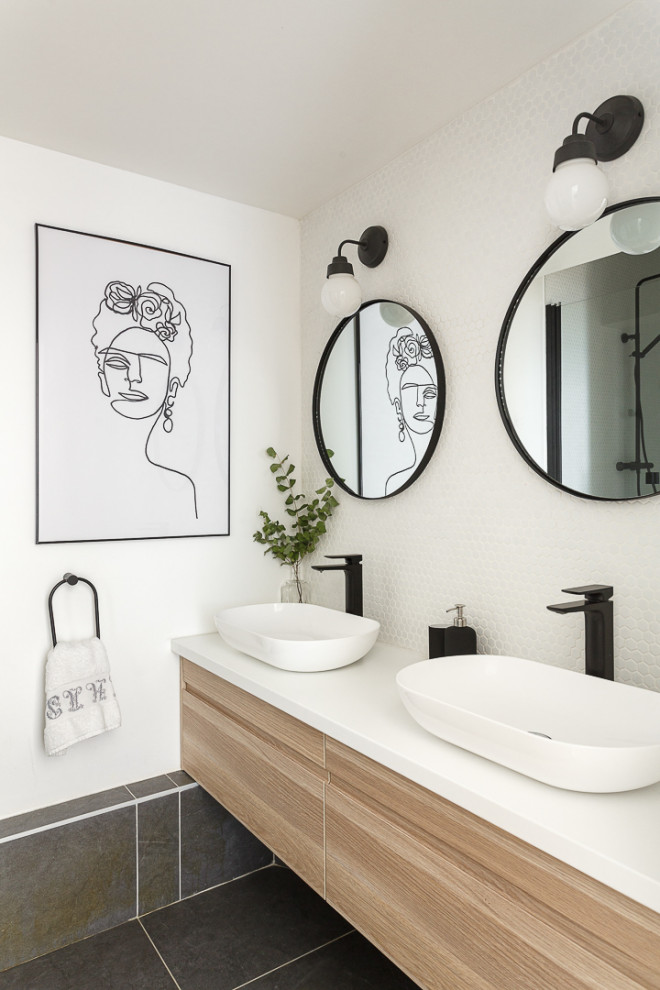 Exempel på ett mellanstort skandinaviskt vit vitt en-suite badrum, med släta luckor, skåp i ljust trä, en dusch i en alkov, vit kakel, mosaik, vita väggar, klinkergolv i keramik, ett fristående handfat, bänkskiva i akrylsten, grått golv och dusch med gångjärnsdörr