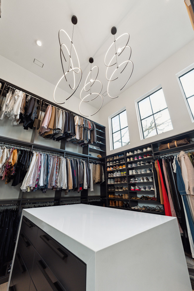 Großer, Neutraler Moderner Begehbarer Kleiderschrank mit offenen Schränken, schwarzen Schränken und hellem Holzboden in Charleston