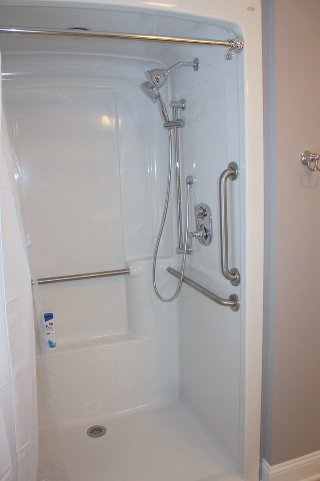 На фото: ванная комната в классическом стиле с душем в нише, серыми стенами и шторкой для ванной с