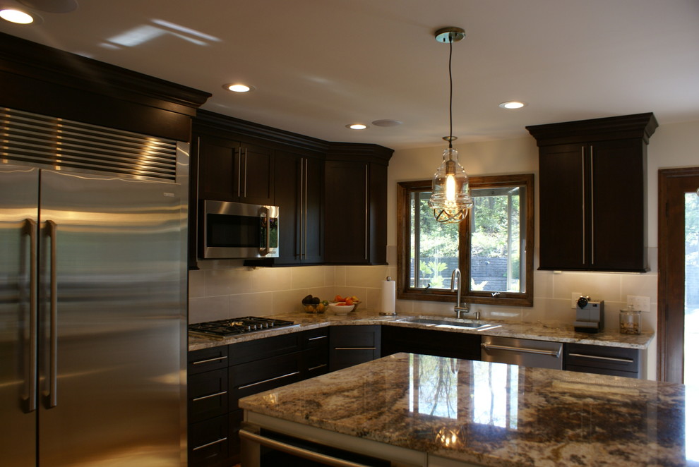 Transitional kitchen photo in Chicago