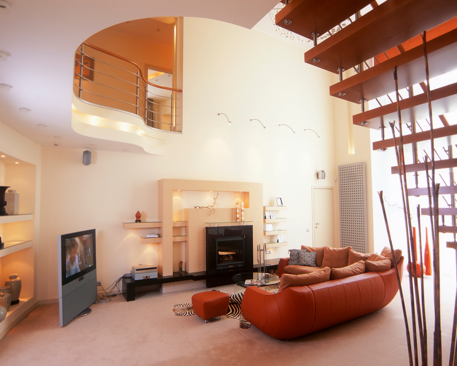 Загородный дом в современном стиле. Большая гостиная с камином.