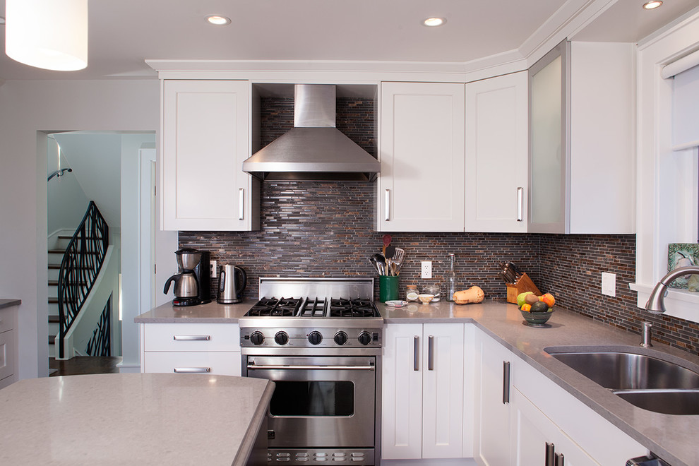 Kitchen - transitional kitchen idea in Vancouver