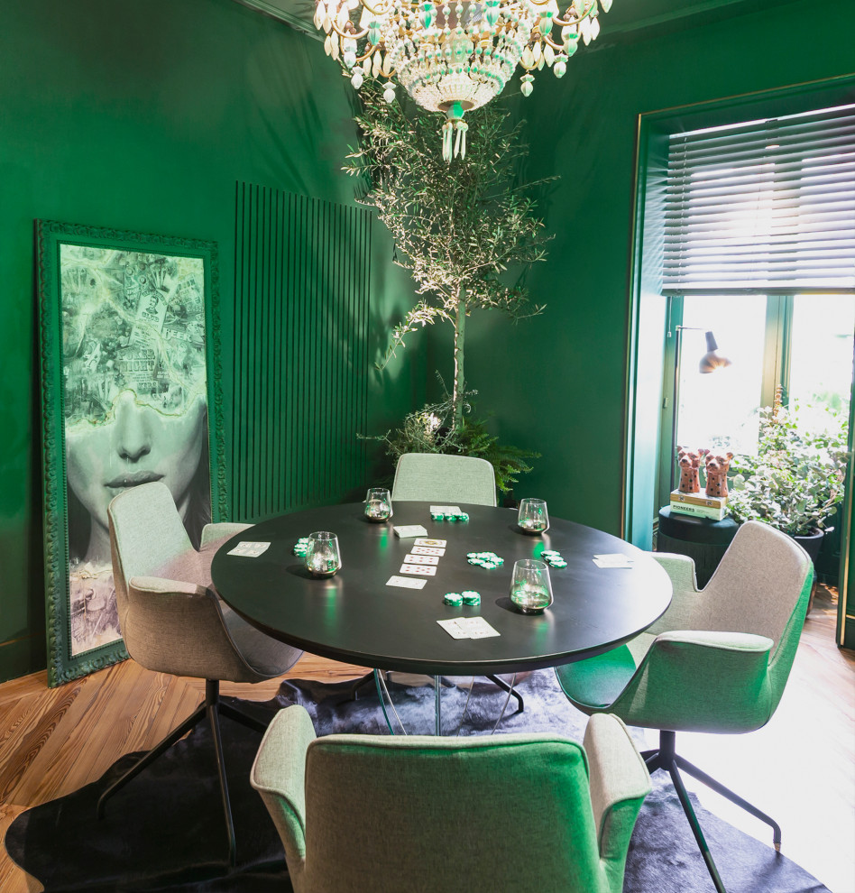 Idee per una sala da pranzo bohémian di medie dimensioni con pareti verdi, parquet scuro, soffitto in legno e boiserie