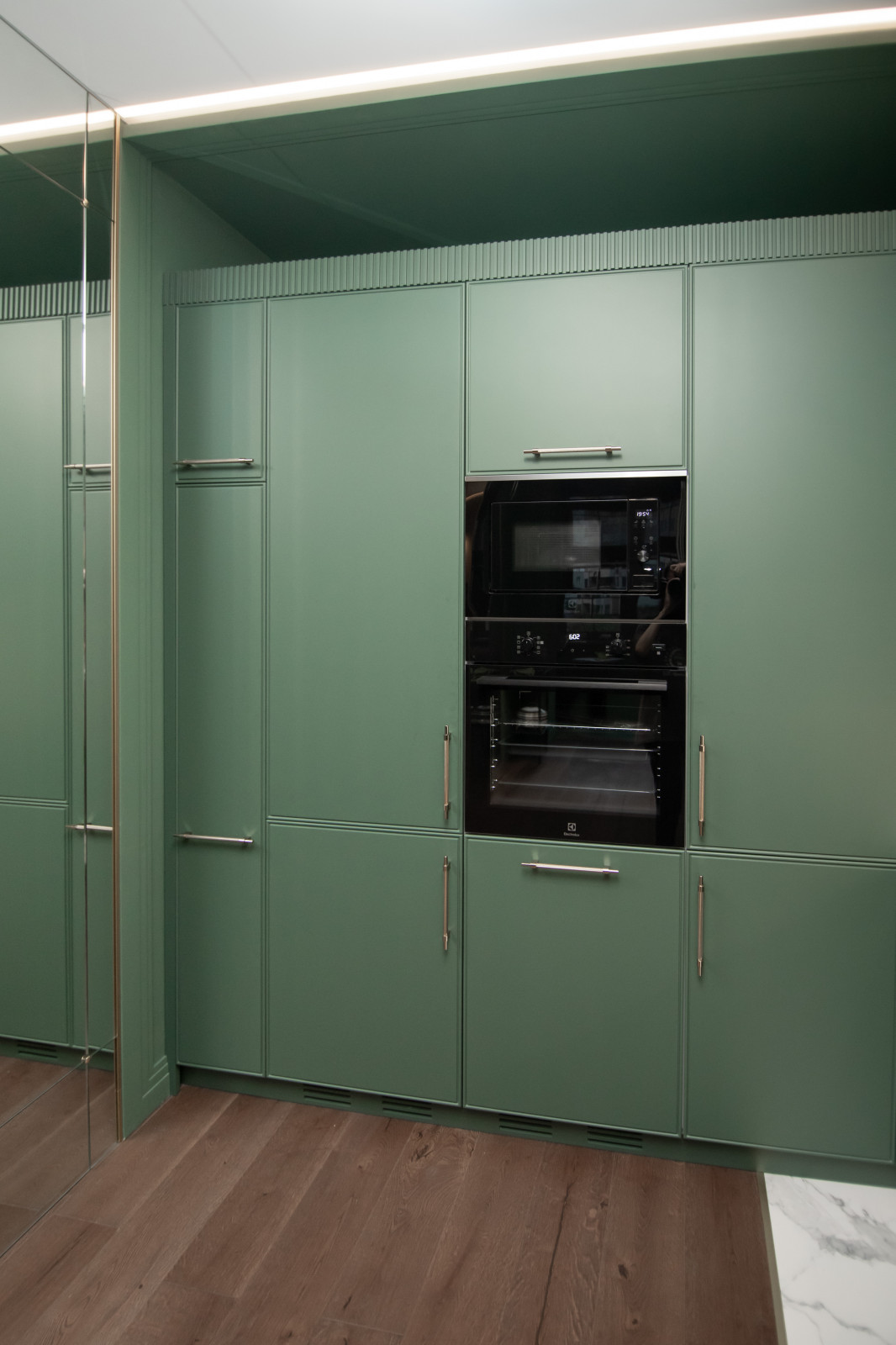 Стильная неоклассическая кухня в темно-изумрудном цвете