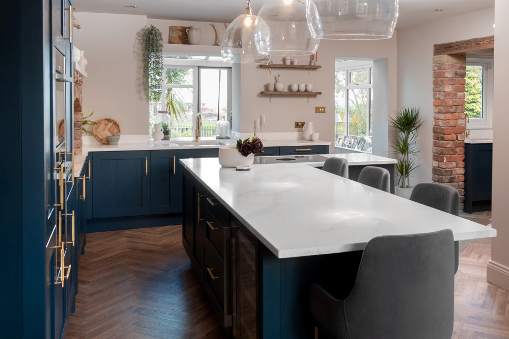 Esempio di una cucina contemporanea di medie dimensioni con ante in stile shaker, ante blu, top in granito, paraspruzzi bianco e top bianco