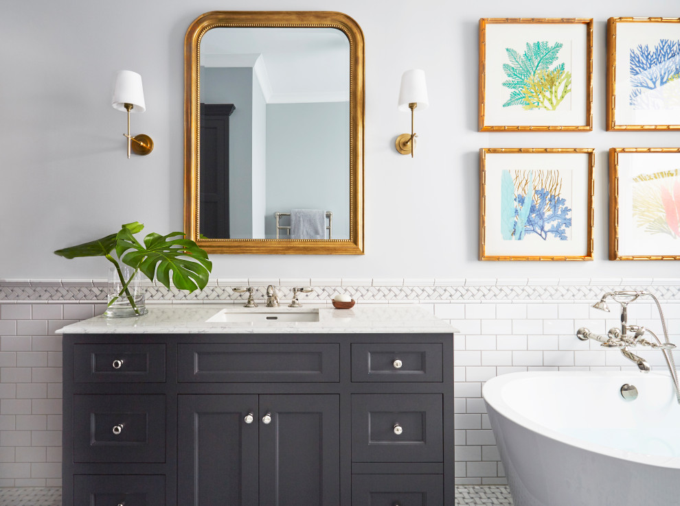 На фото: главная ванная комната среднего размера в викторианском стиле с фасадами в стиле шейкер, серыми фасадами, отдельно стоящей ванной, открытым душем, унитазом-моноблоком, белой плиткой, цементной плиткой, серыми стенами, полом из мозаичной плитки, накладной раковиной, столешницей из кварцита, белым полом, открытым душем, белой столешницей, тумбой под одну раковину и встроенной тумбой