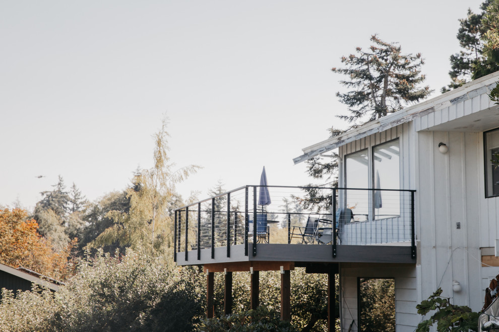 Design ideas for a mid-sized traditional deck in Seattle.