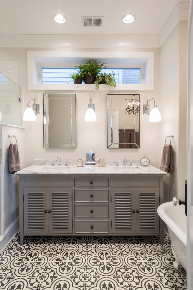 Example of a transitional home design design in Chicago