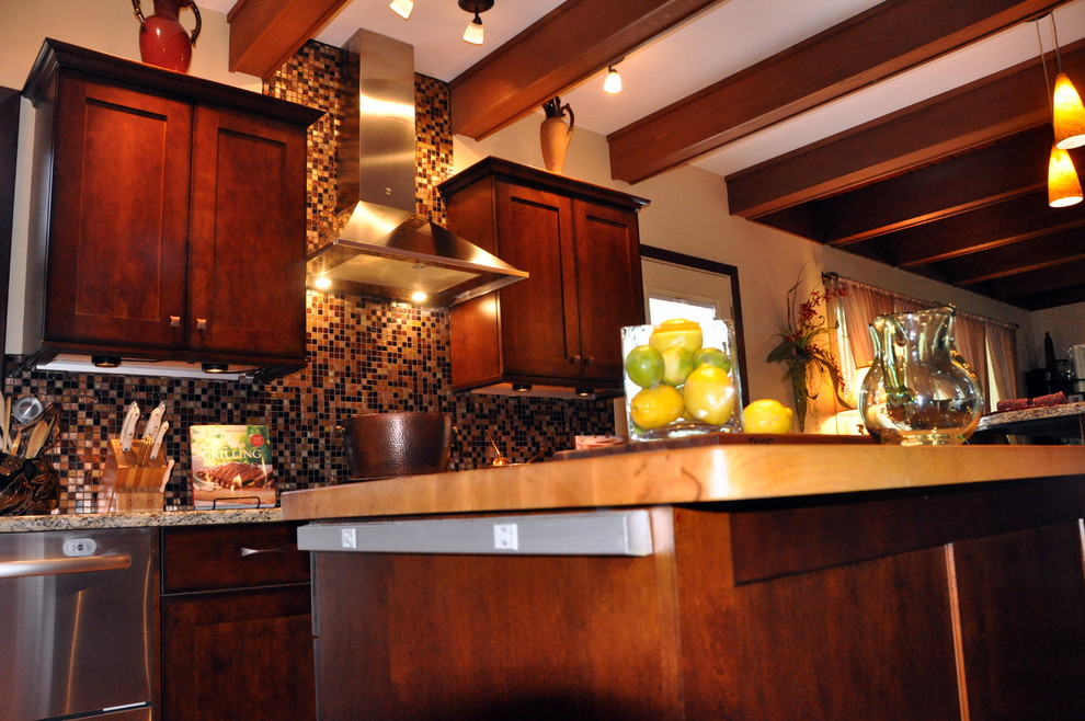 Kitchen - transitional kitchen idea in Chicago