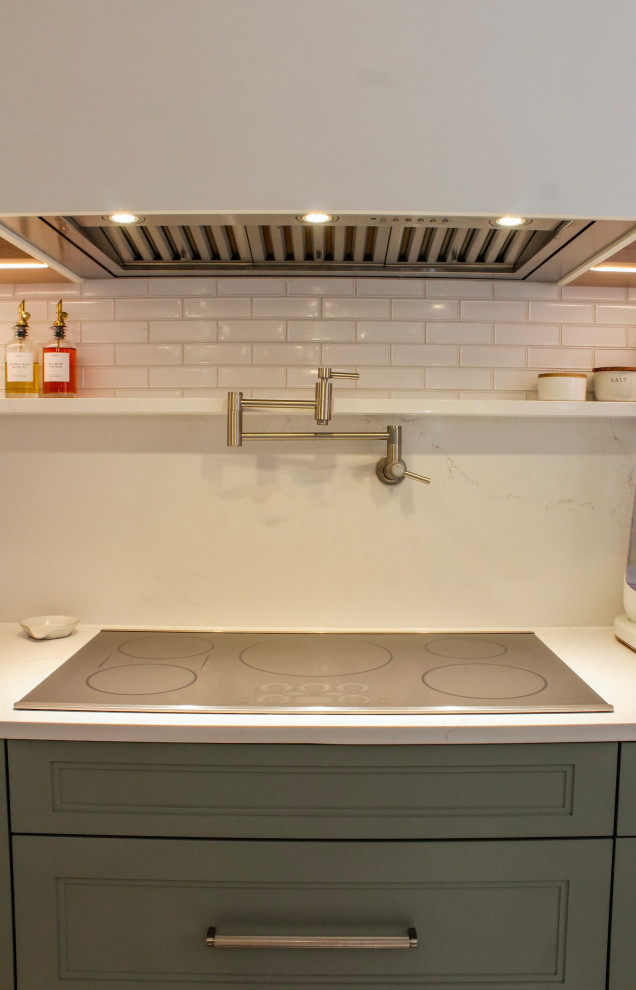 Idéer för stora vintage vitt kök, med en undermonterad diskho, luckor med infälld panel, bänkskiva i kvarts, vitt stänkskydd, vita vitvaror, klinkergolv i porslin och en köksö
