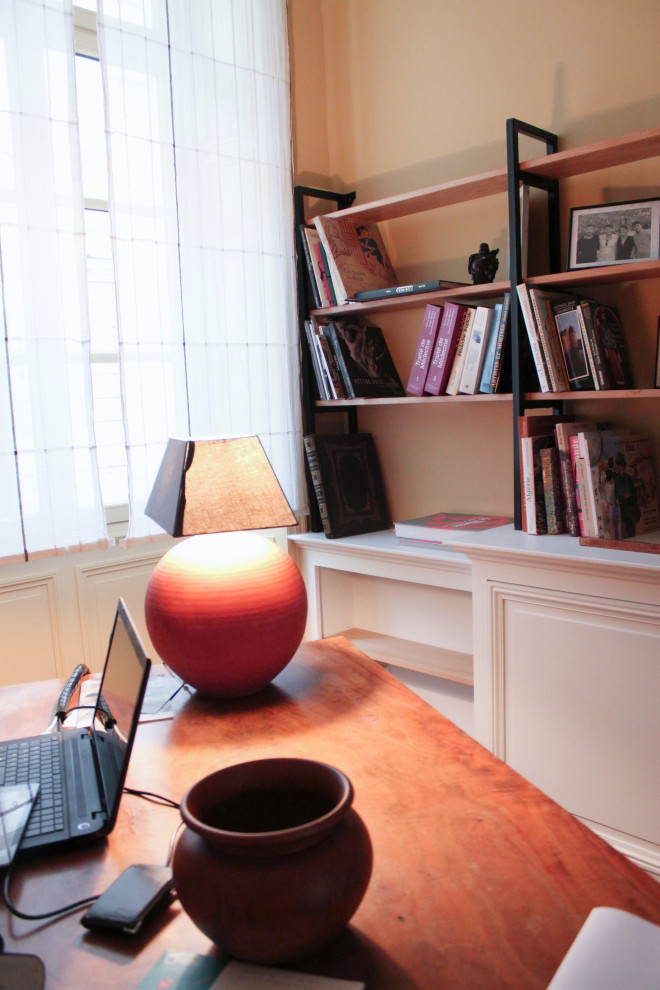 Diseño de despacho tradicional renovado de tamaño medio con suelo de madera oscura y escritorio independiente