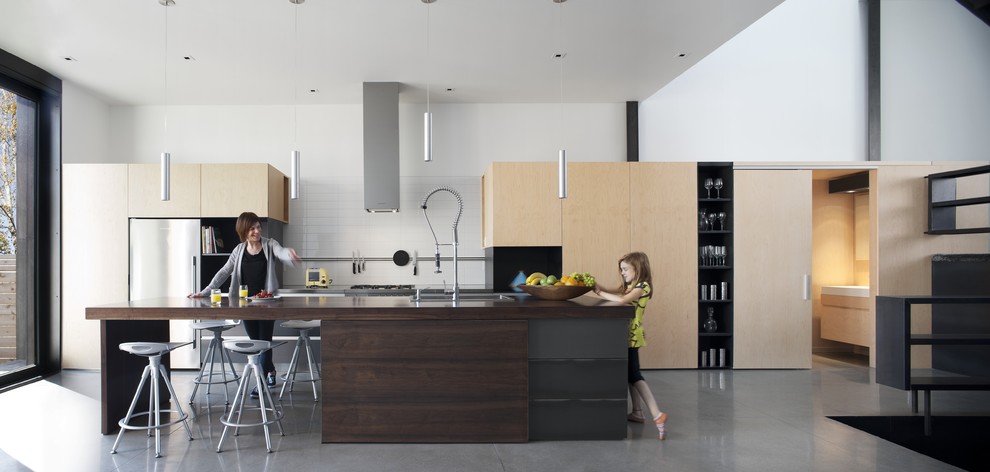 Design ideas for a modern kitchen in Montreal with stainless steel appliances.