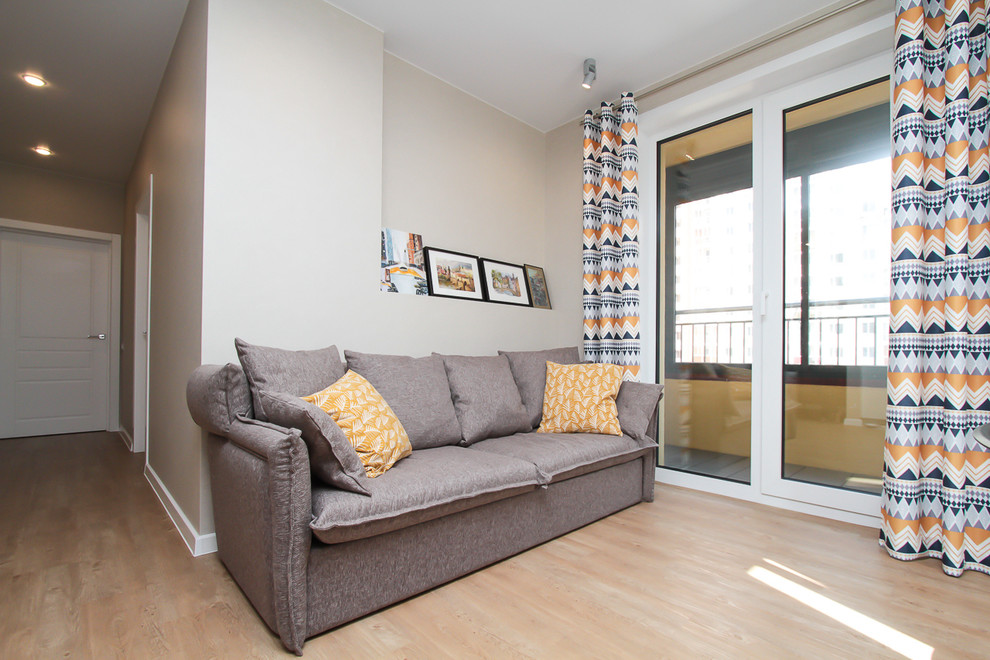 Квартира в современном стиле с яркими цветовыми акцентами.