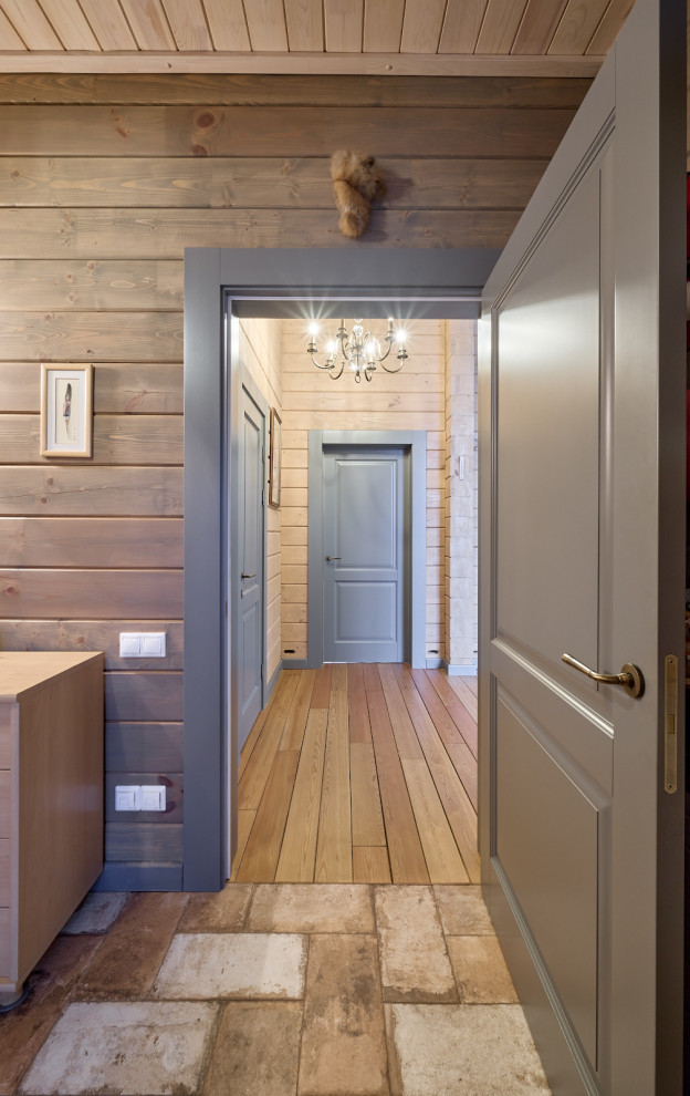 Серые двери в доме из бруса