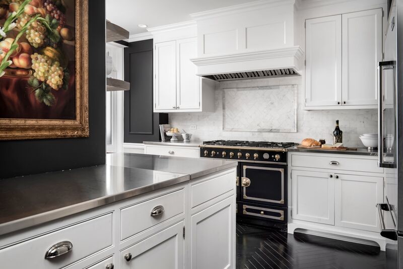 Kitchen - transitional kitchen idea in Chicago