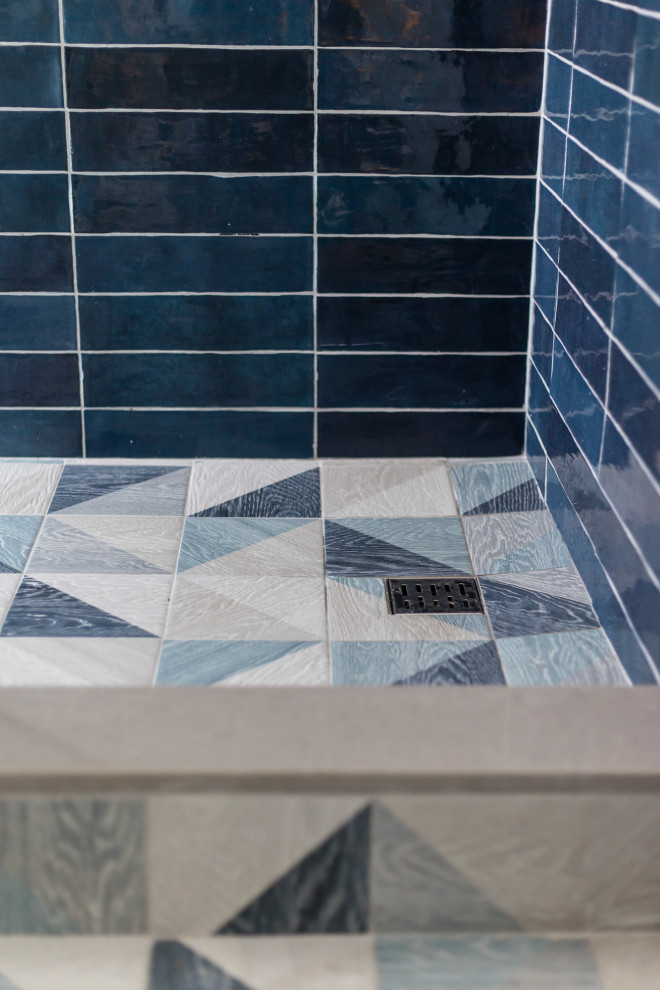 На фото: маленькая главная ванная комната в стиле модернизм с фасадами в стиле шейкер, унитазом-моноблоком, синей плиткой, керамогранитной плиткой, белыми стенами, полом из керамогранита, синим полом, душем с раздвижными дверями и встроенной тумбой для на участке и в саду с
