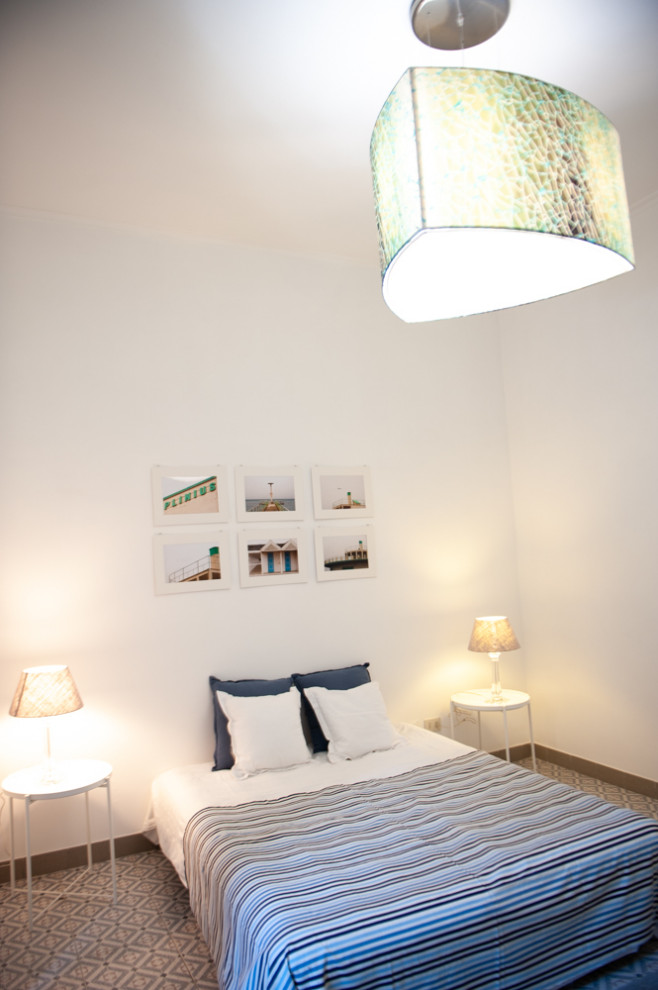 ローマにある広いコンテンポラリースタイルのおしゃれな主寝室 (白い壁、セラミックタイルの床、白い床)