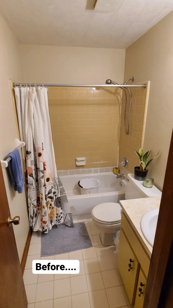 Photo of a mid-sized tropical 3/4 bathroom in Tampa with a freestanding vanity.