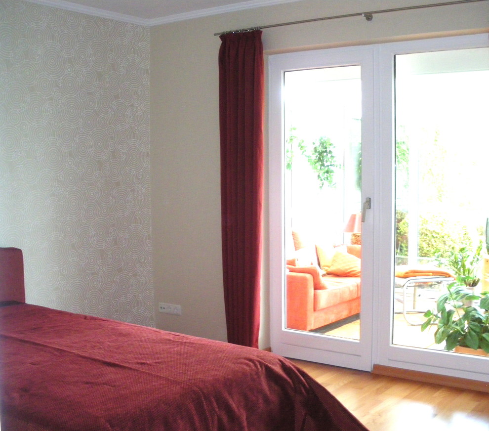 Свежая идея для дизайна: спальня в стиле ретро с бежевыми стенами - отличное фото интерьера