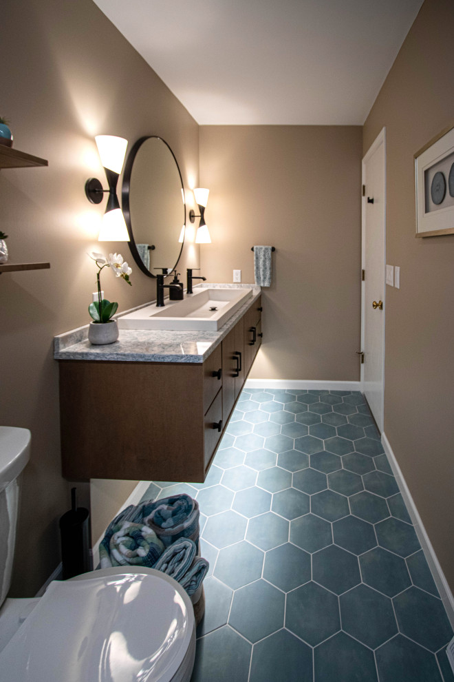 Aménagement d'une salle de bain classique de taille moyenne avec un placard en trompe-l'oeil, des portes de placard marrons, WC séparés, un carrelage beige, des carreaux de porcelaine, un mur bleu, un sol en carrelage de porcelaine, une grande vasque, un plan de toilette en quartz modifié, un sol bleu, une cabine de douche à porte battante, un plan de toilette beige, une niche, meuble simple vasque et meuble-lavabo suspendu.