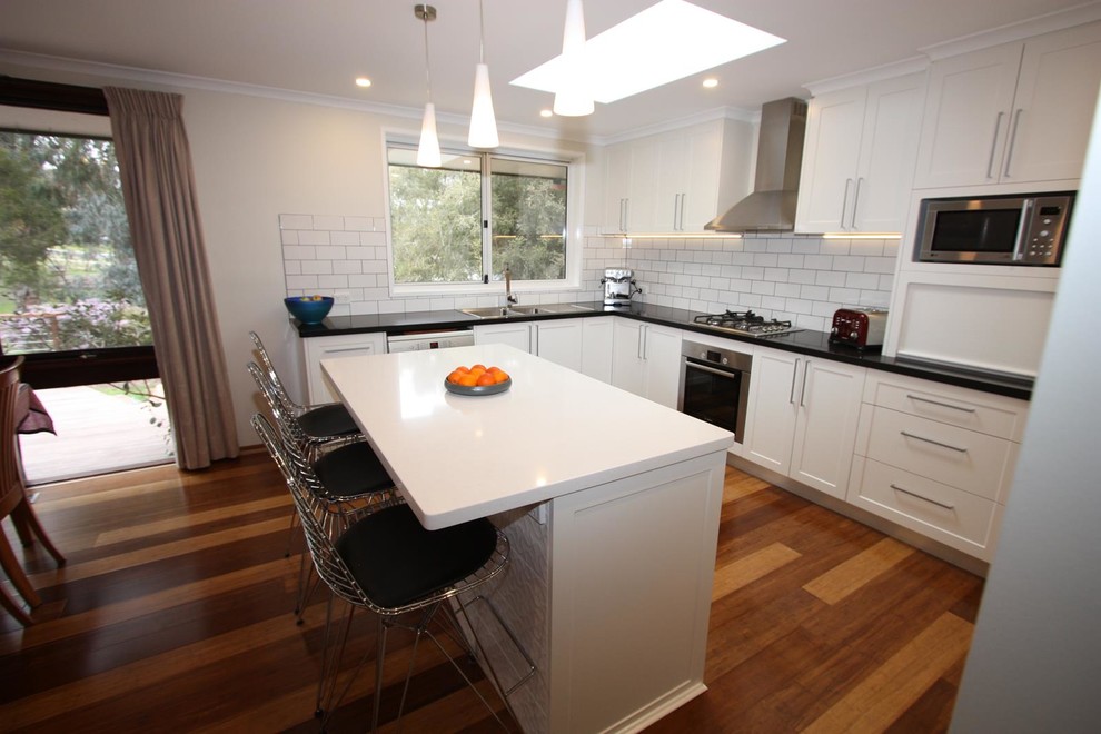 Photo of a traditional kitchen in Canberra - Queanbeyan.