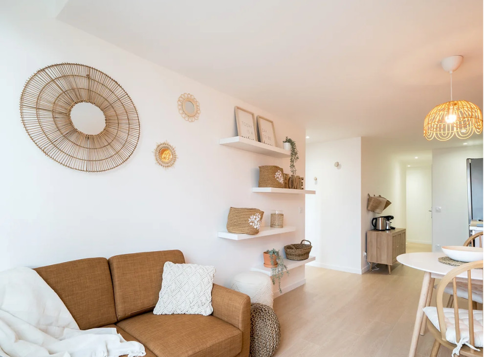 Idée de décoration pour un petit salon beige et blanc style shabby chic avec un mur blanc, parquet clair, un téléviseur fixé au mur et un sol beige.