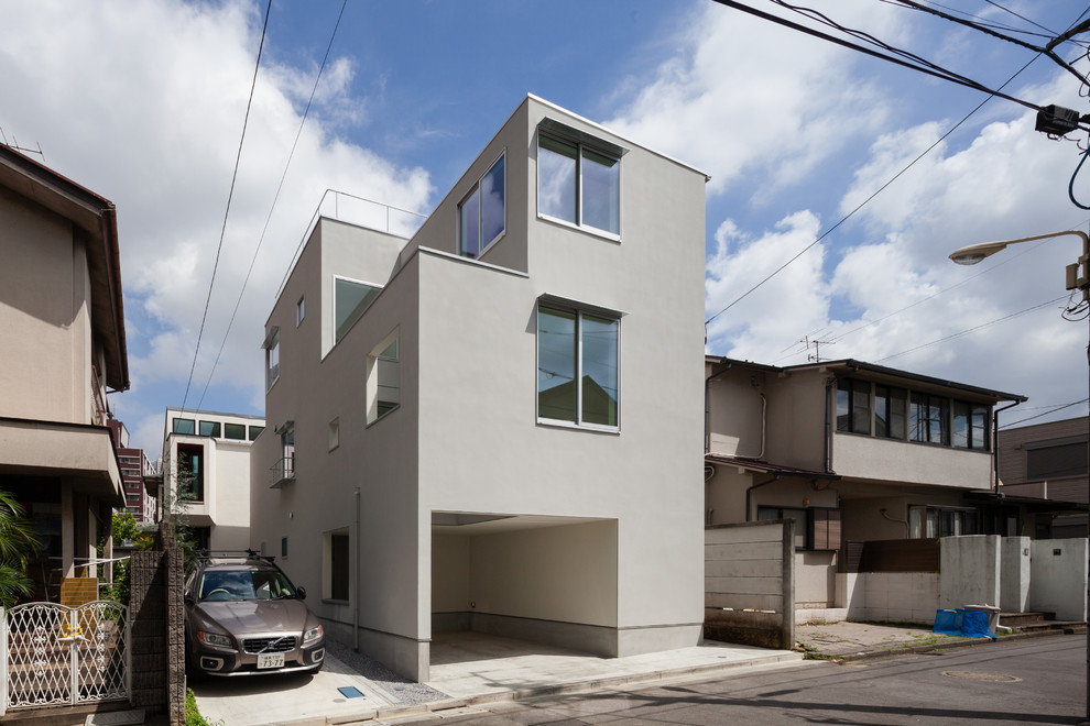 This is an example of a modern grey house exterior in Tokyo with a flat roof.