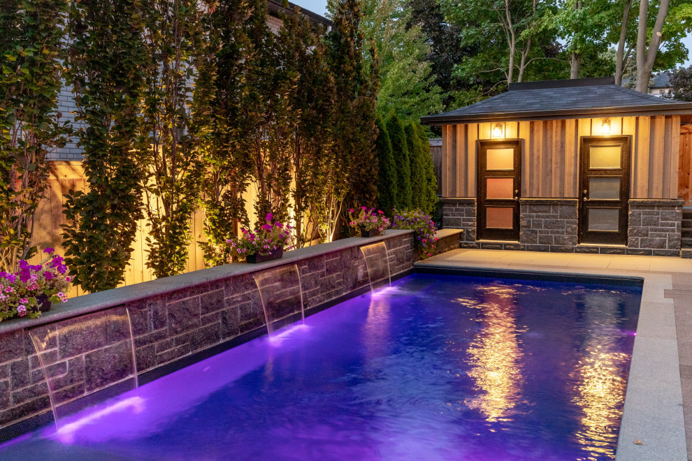 Kleiner Klassischer Pool neben dem Haus in rechteckiger Form mit Pool-Gartenbau und Natursteinplatten in Toronto
