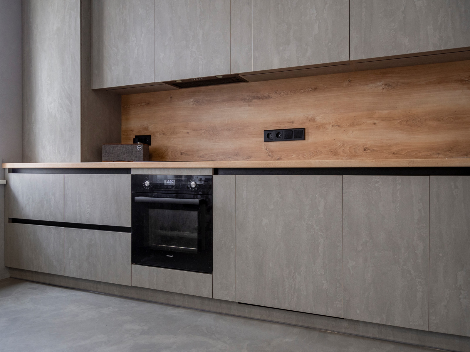 Элегантная минималистичная кухня в сером цвете