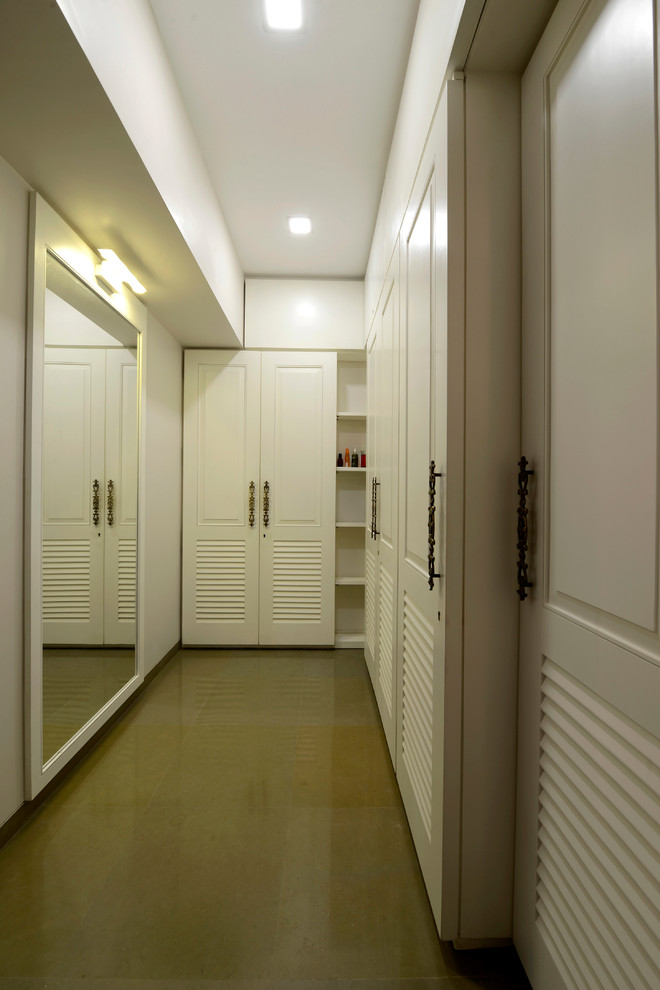 This is an example of a contemporary storage and wardrobe in Mumbai.