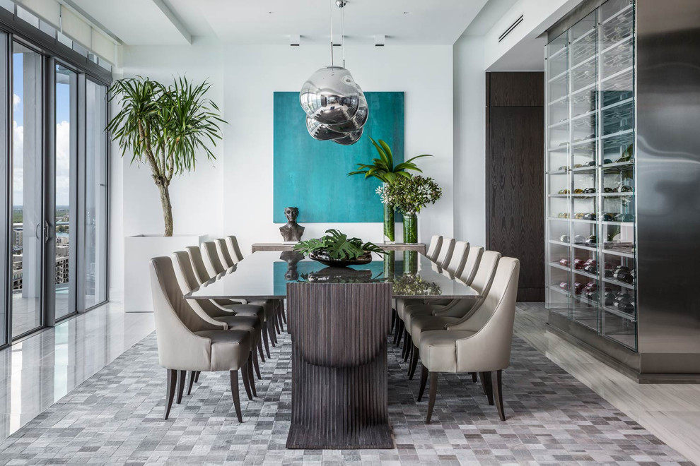 Geräumige Moderne Wohnküche ohne Kamin mit weißer Wandfarbe, Kalkstein, grauem Boden und Tapetenwänden in Miami