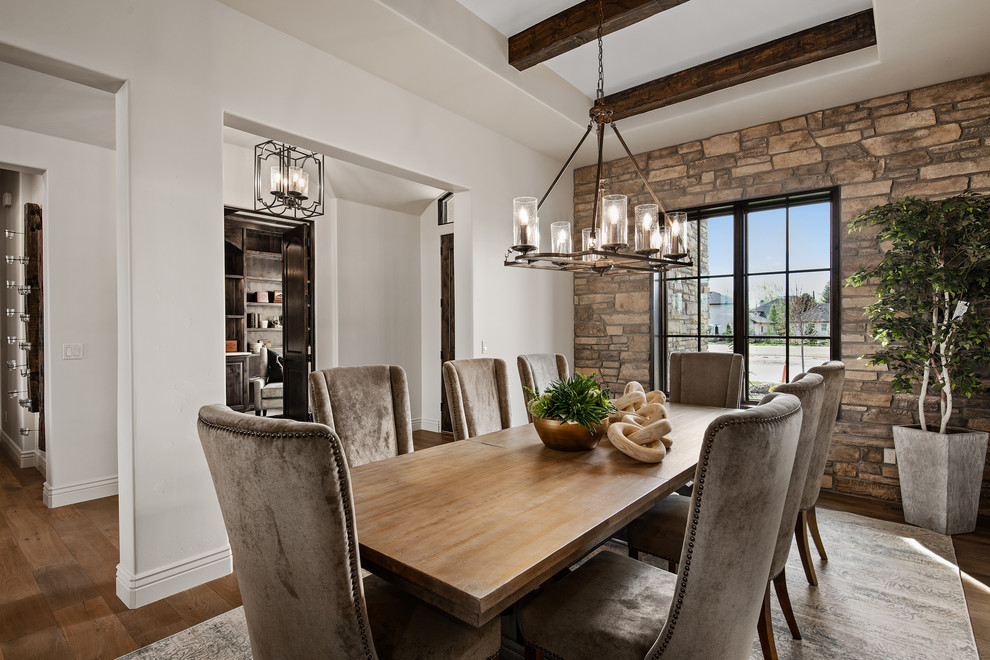 Immagine di una sala da pranzo aperta verso la cucina classica con pareti beige e pavimento in legno massello medio