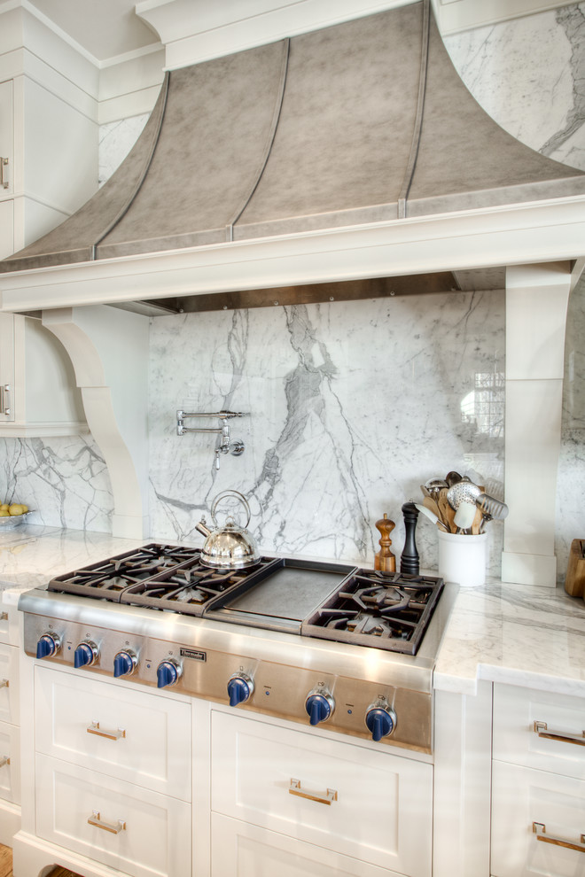 Kitchen - transitional kitchen idea in Calgary